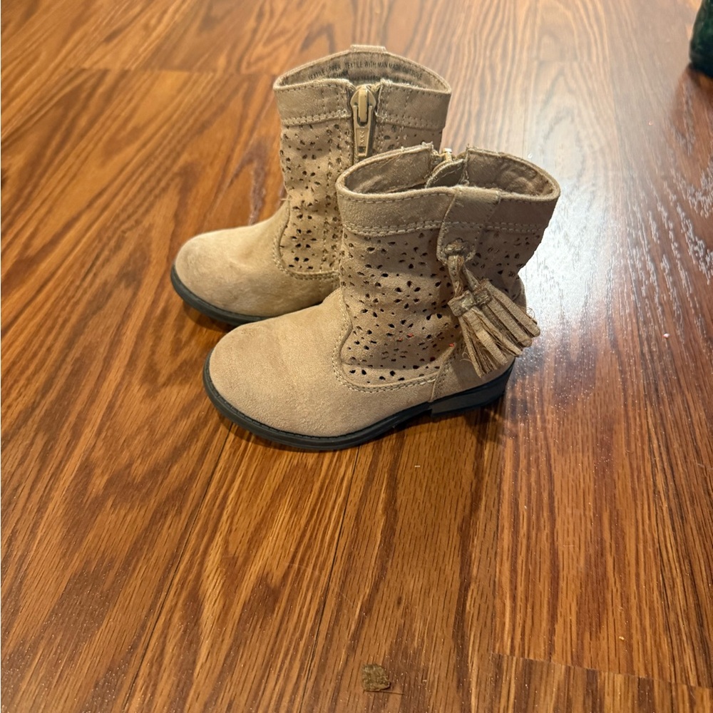 Chic Kids Tan Suede Boots with Tassels